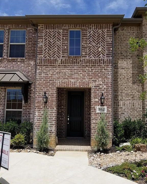 1st image of 904 Estelle Ave