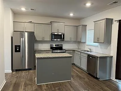 3 bed, 2.5 bath, 2207 sqft, $2,500 — Photo 2