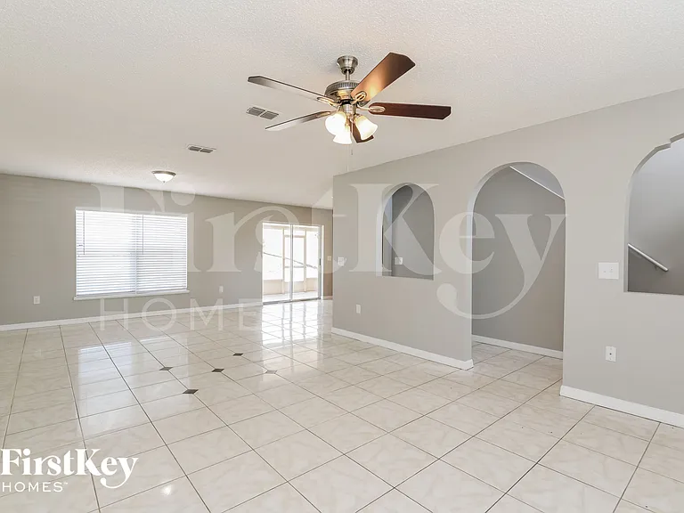 215 Lobelia Dr — Photo 3