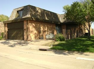 23 Village Dr, Hastings, NE 68901