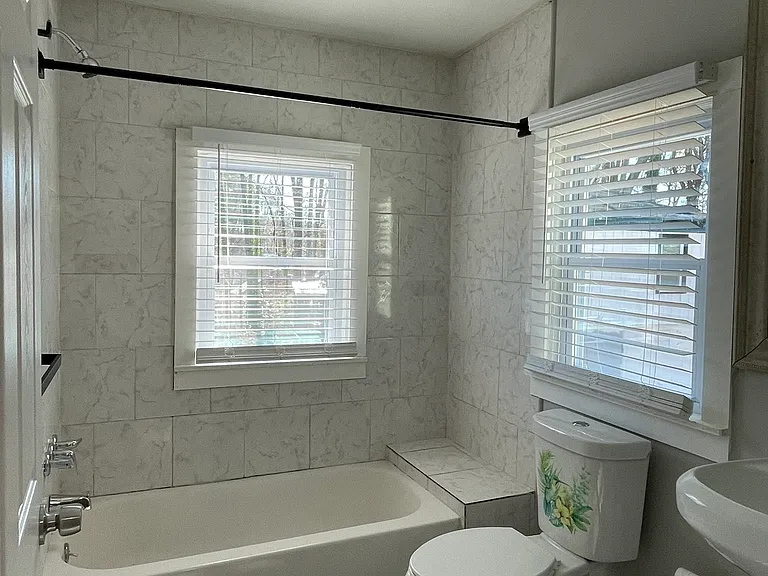 290 Henry St SE #D — Photo 4