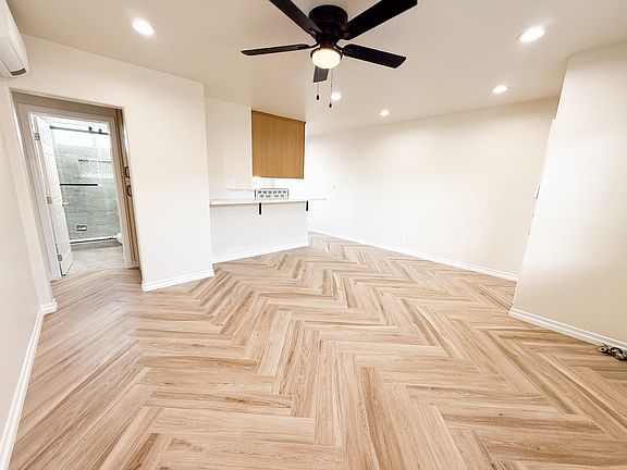 Spacious Family Room with bar-top