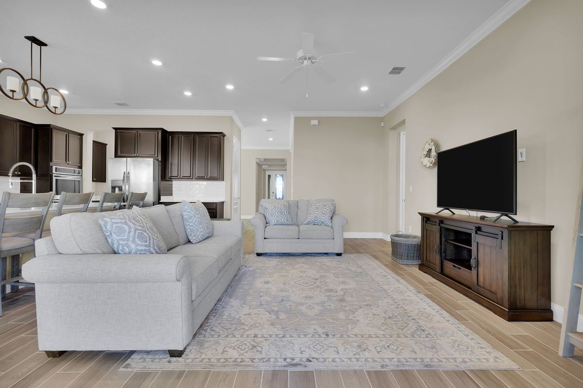 Living Area View Alt to Entryway