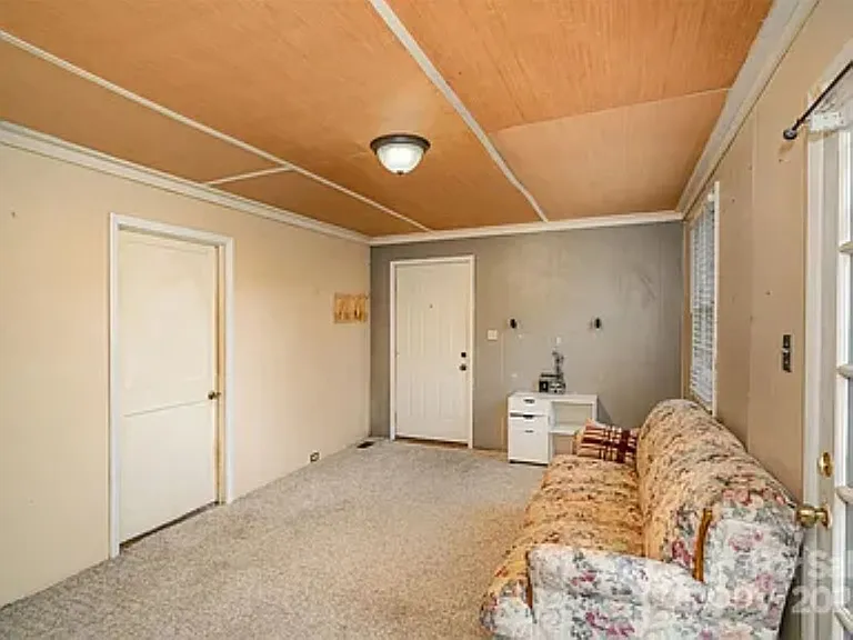 202 Hovis Rd — Photo 8