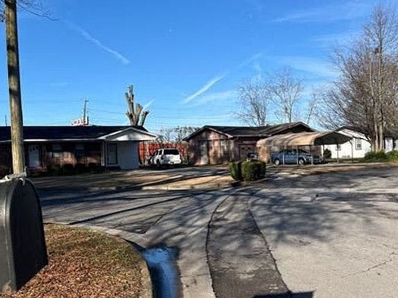 5th image of 1001 Royal Dr SE