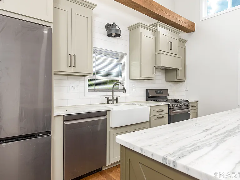 560 Manchester Rd — Photo 3