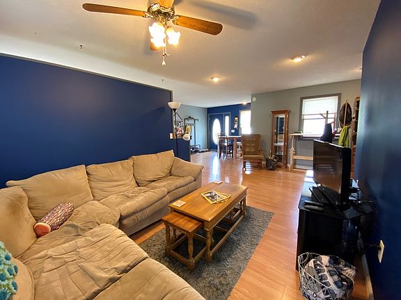 3rd image of 403 W Hildreth St
