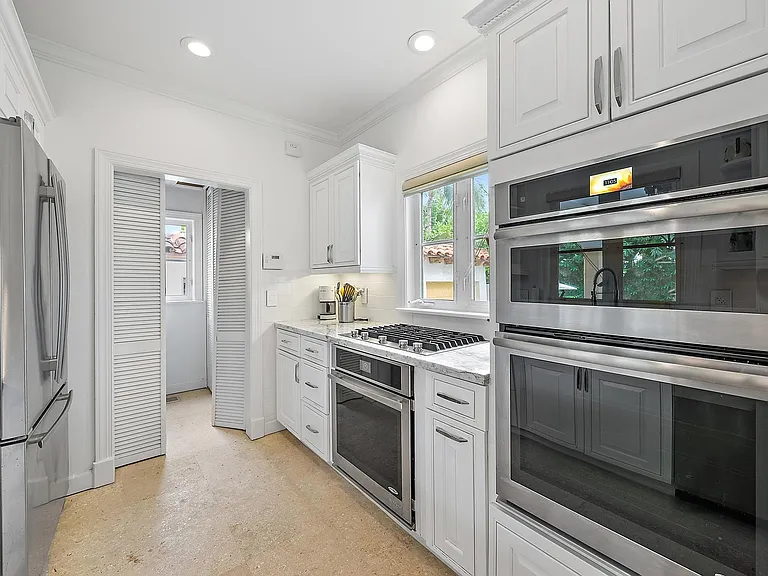 325 Seaspray Ave — Photo 6