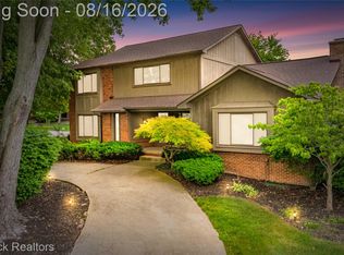3846 Spanish Oaks Dr, West Bloomfield, MI 48323