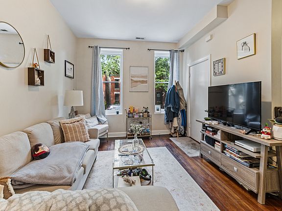 4th image of 1037 N Honore St #1F