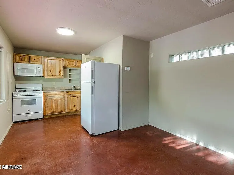 2110 E Water St — Photo 2