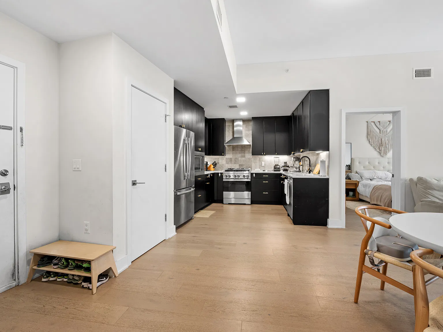 2 bed, 1105 sqft, $5,300 — Photo 2