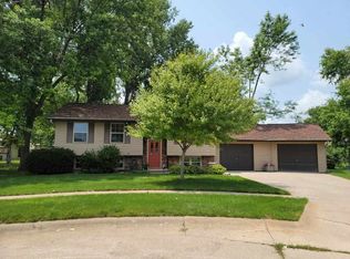 2 Elmwood Ln, Kearney, NE 68845