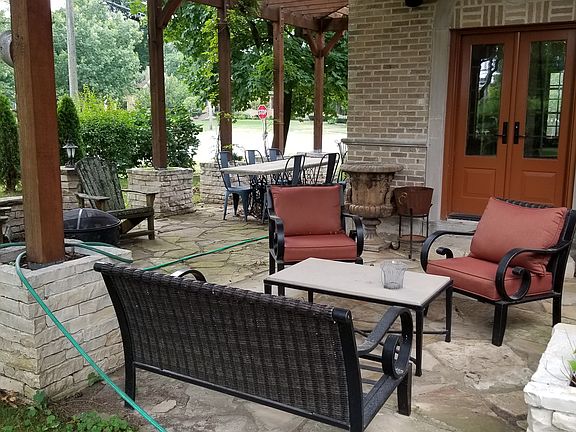 Outdoor patio w/built in speakers