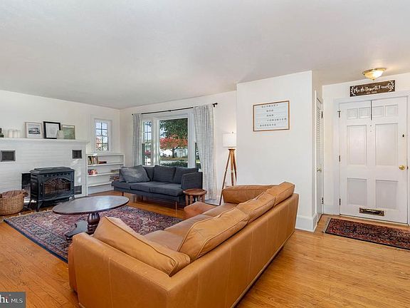 3rd image of 29 W I St