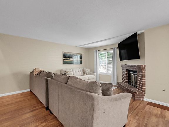 4th image of 185 Tiffany Cir