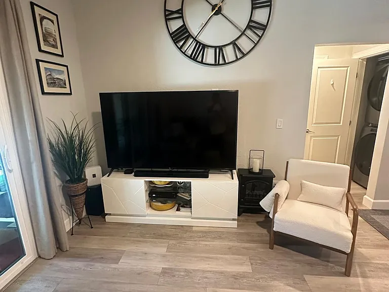 other end of living area for TV