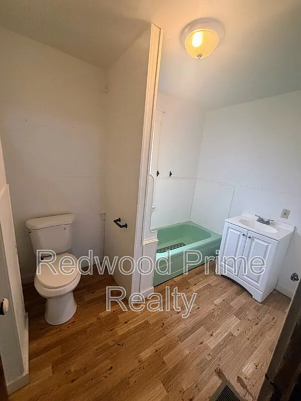 4 bed, 1.0 bath, $900 — Photo 2