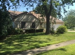 10 Fieldcrest Dr, Oswego, IL 60543