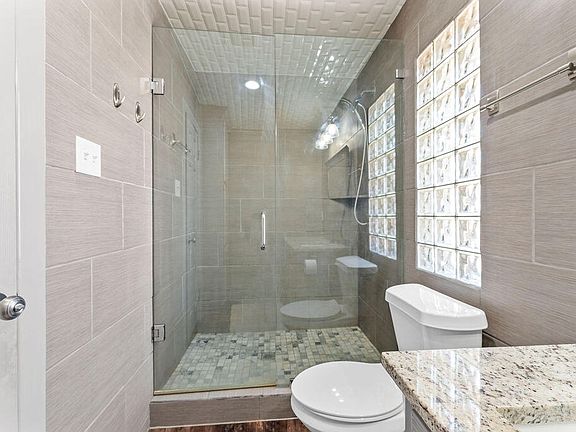 5th image of 2415 W Cuthbert Ave