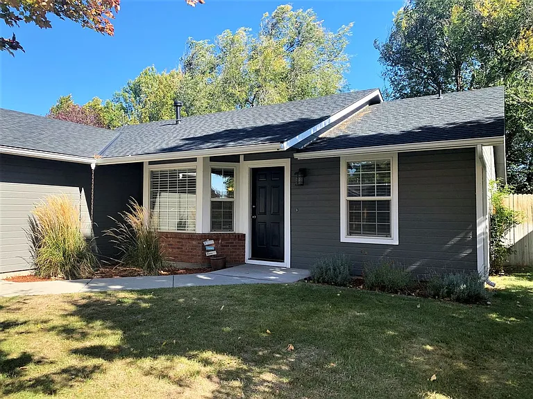 6902 N Prescott Ave — Photo 2