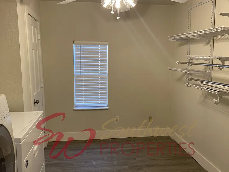 406 E Broadway St — Photo 4