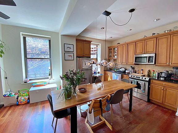 3rd image of 65 W 70th St Floor 2