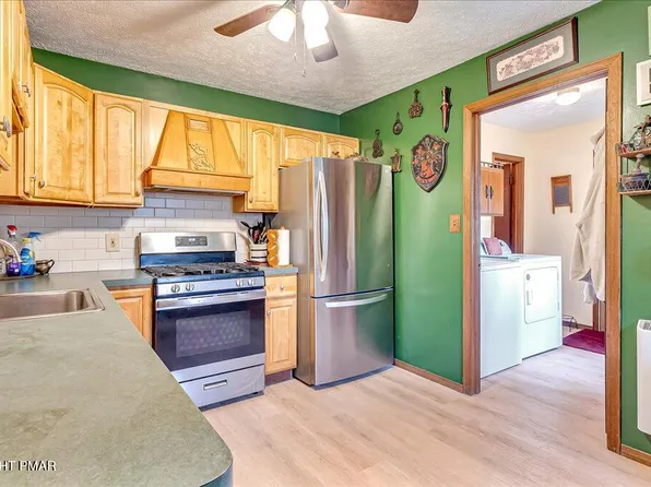 7924 Sleepy Hollow Dr, Tobyhanna, PA 18466