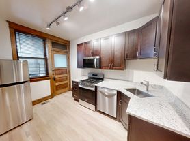 1251 W Grace St, Chicago, IL