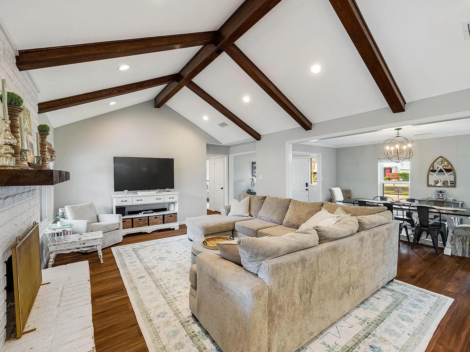 3 bed, 2.0 bath, 1918 sqft, $3,100 — Photo 3