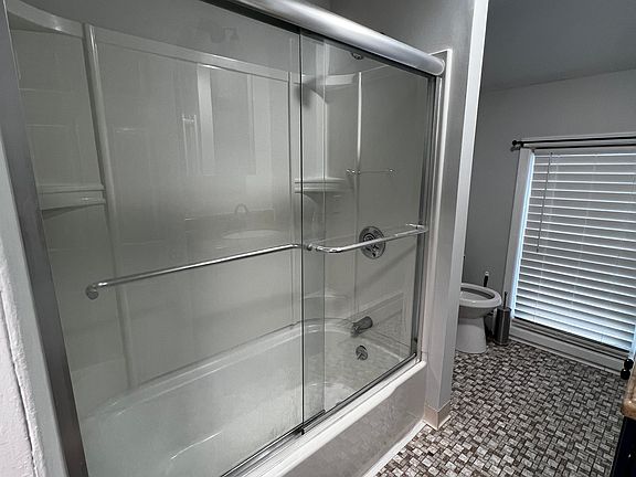 4th image of 136 Grove Ave Floor 2