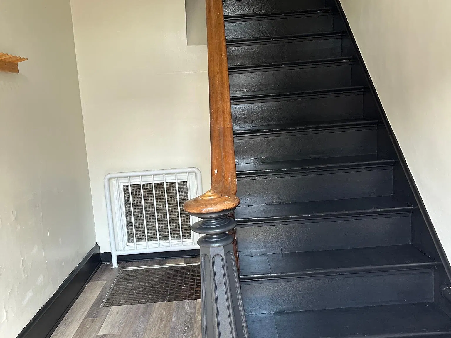 6 bed, 2.5 bath, 2700 sqft, $4,200 — Photo 3