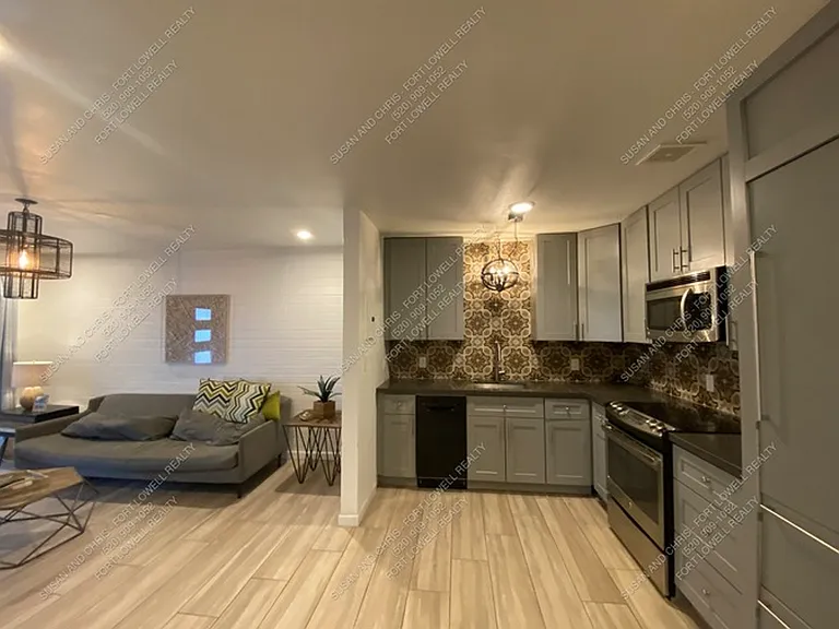 1 and 2 Bedrooms Great Location with Community Pool and Onsite Laundry! 1/2 of Mile from U of A — Photo 16