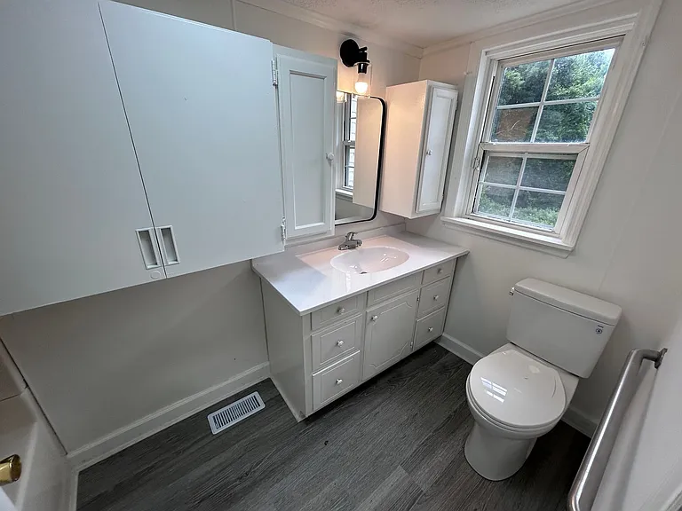 435 Lawrence St — Photo 13