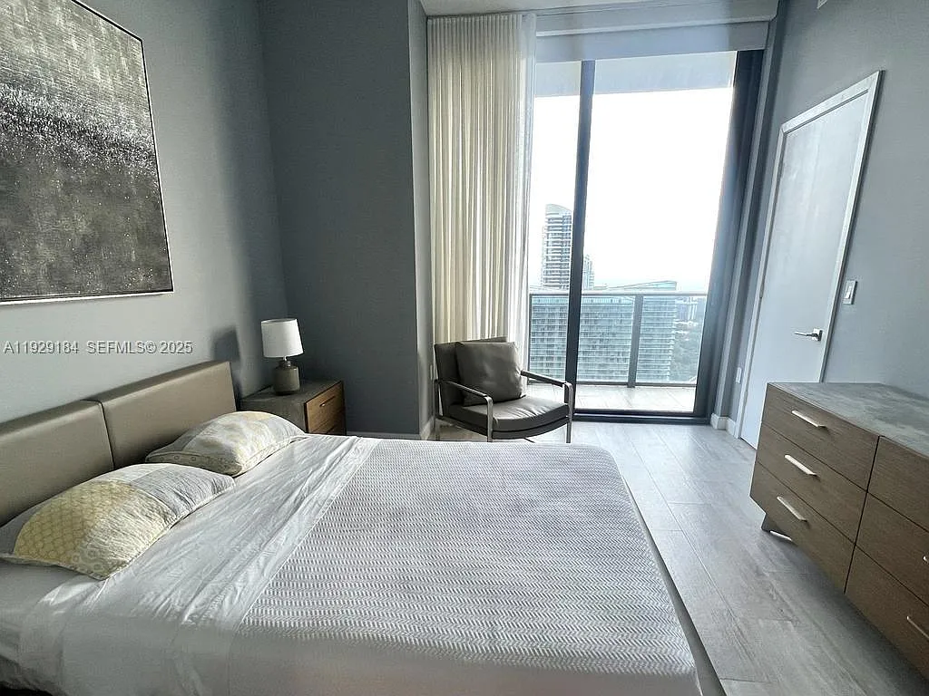 Building Photo - 55 SW 9th St #4205
