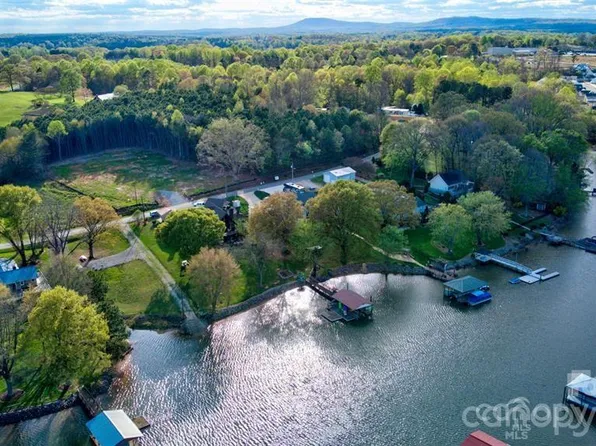 4279 Candlewood Dr, Sherrills Ford, NC 28673