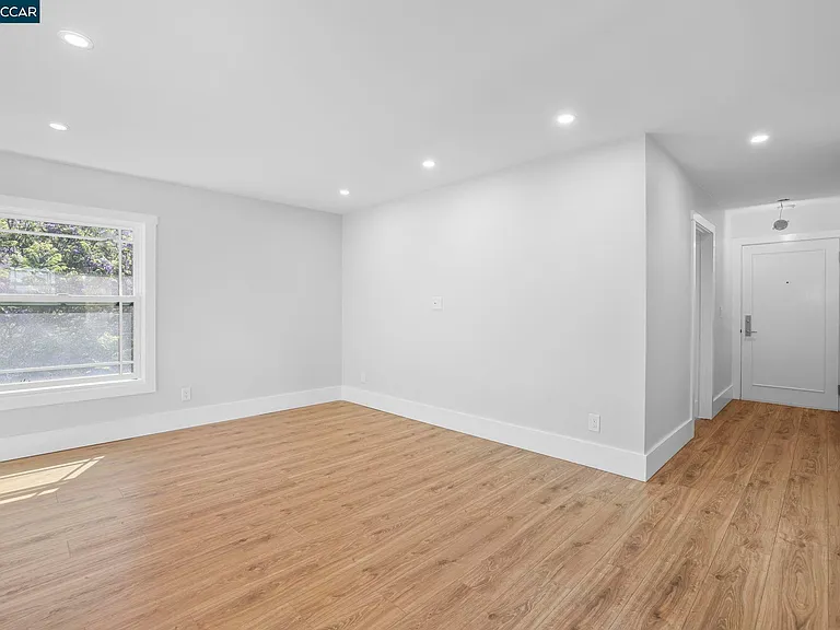 1325 Hopkins St — Photo 14
