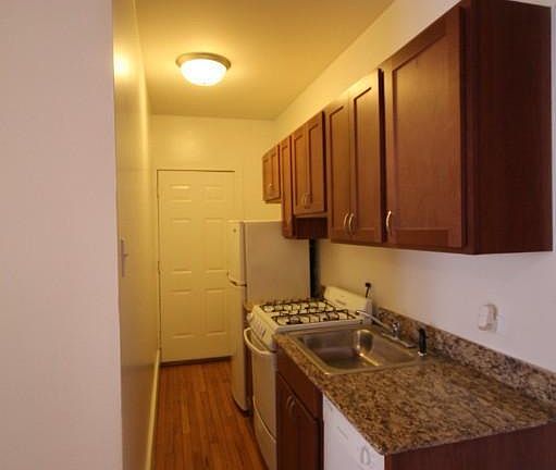 5th image of 947 W Cornelia Ave APT 1B