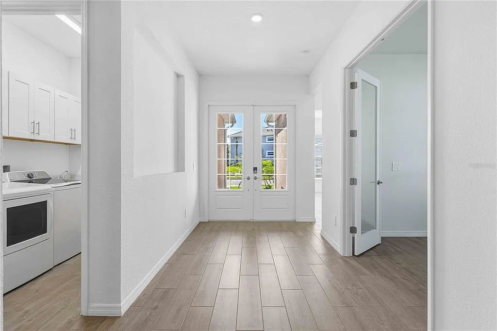 3 bed, 3.0 bath, 2445 sqft, $5,700 — Photo 4
