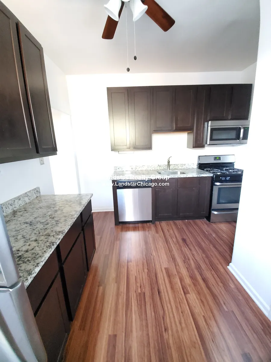 Building Photo - 3749 W Sunnyside Ave #3