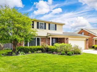 600 Perrien Pl, Grosse Pointe Woods, MI 48236