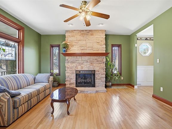 2nd image of 1202 Romanhoff St