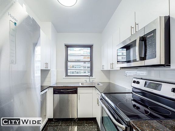 4th image of 219 E 69th St #2DE
