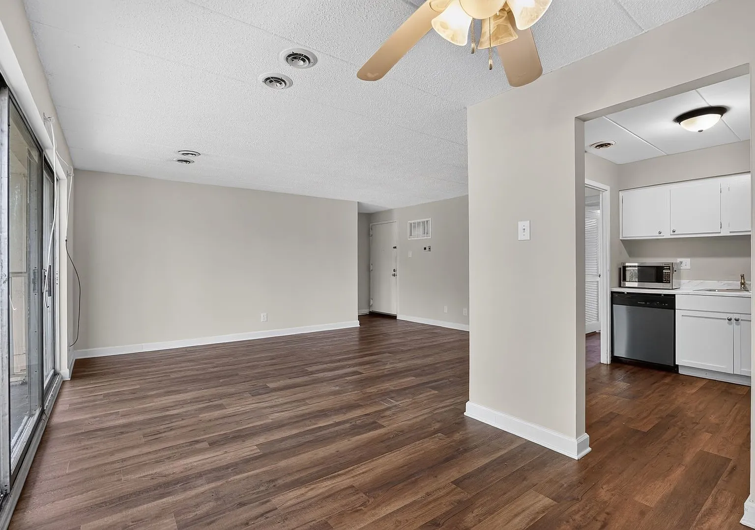 Welcome home to this bright and inviting 2Bd/1Bth condo in the sought-after Huntington Club commu... — Photo 4