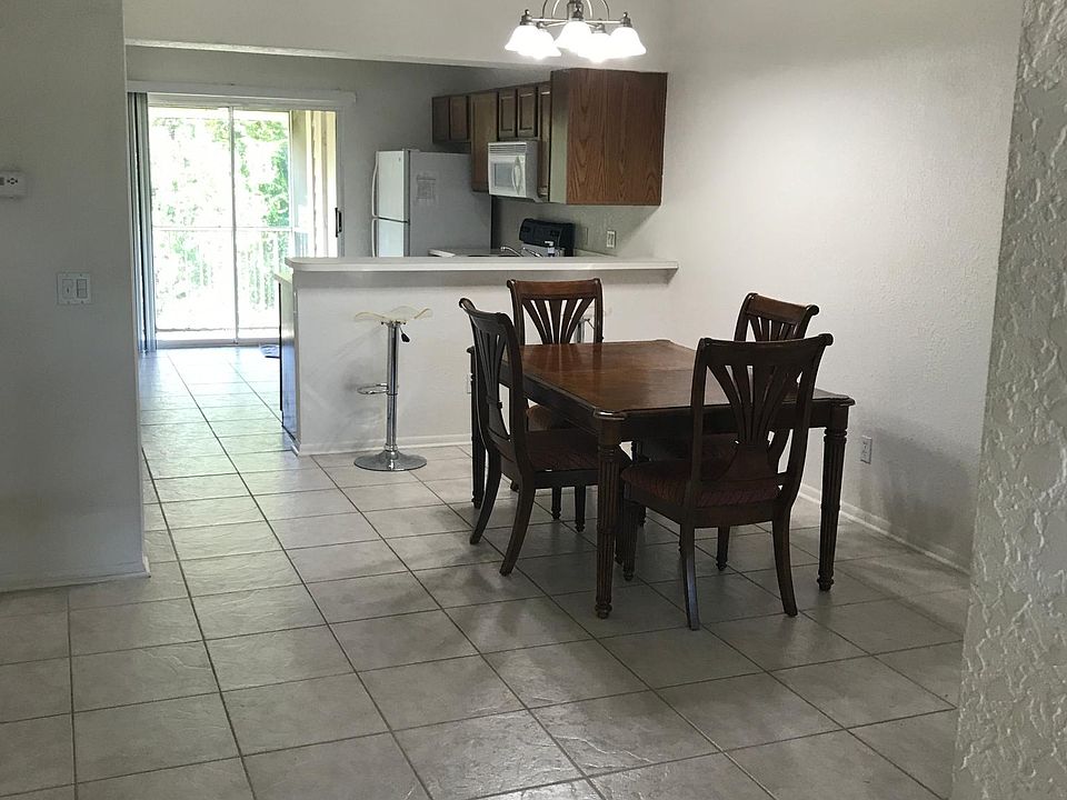 VIEW FROM THE ENTRANCE OF THE DINNING ROOM AND THE KITCHEN