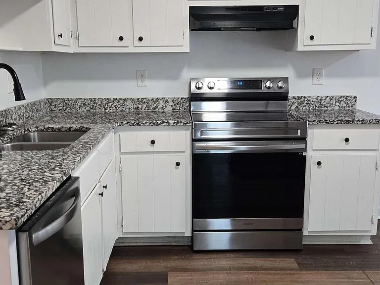 912 Curry Cir SE — Photo 3