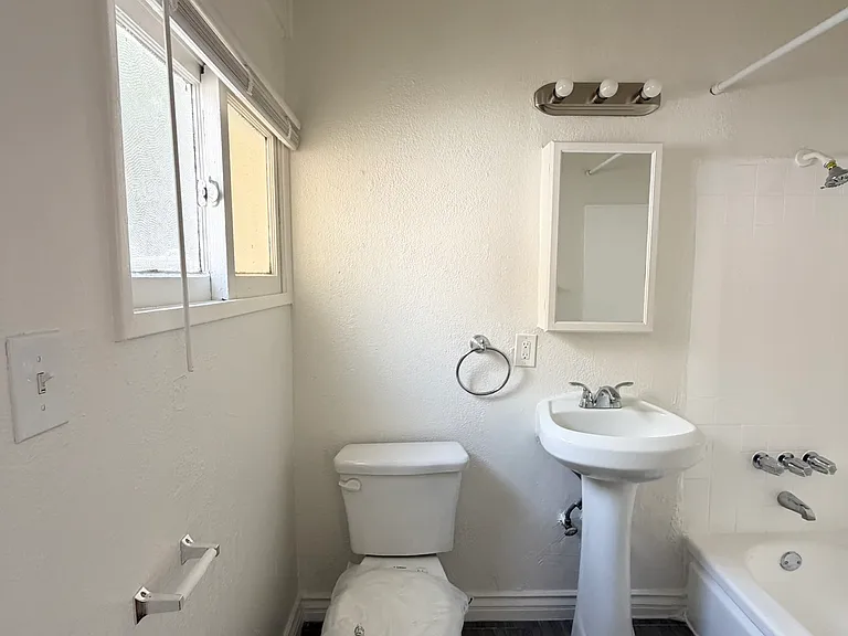 7036 Hawthorn Ave #10 — Photo 8