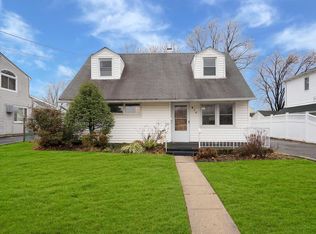 913 Merillon Ave, Westbury, NY 11590