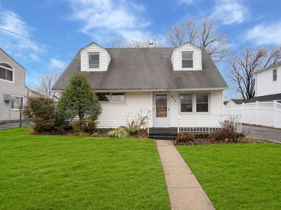 913 Merillon Ave, Westbury, NY, 11590