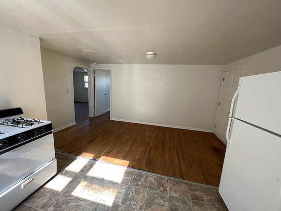 4th image of 127 E 10th St APT 4